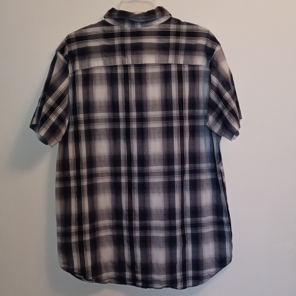 COLUMBIA, MENS SHORT SLEEVE, BUTTON UP, REGULAR FIT, SIZE LARGE.